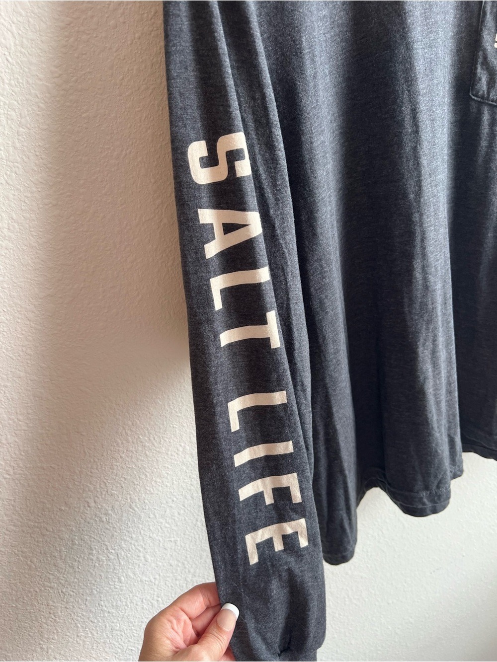 Salt Life Men's Long Sleeve Pocket Tee in Charcoal - Picture 3 of 5